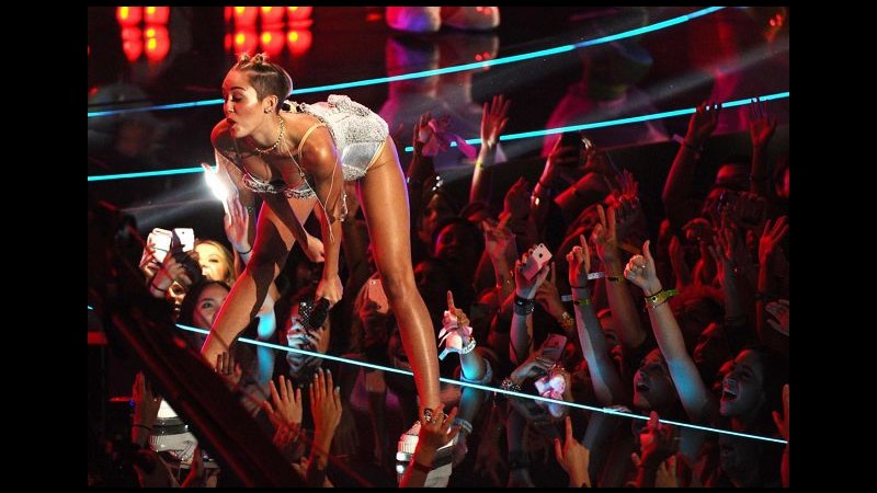 Francia, video Miley Cyrus e Britney Spears troppo osé: in tv dopo 22