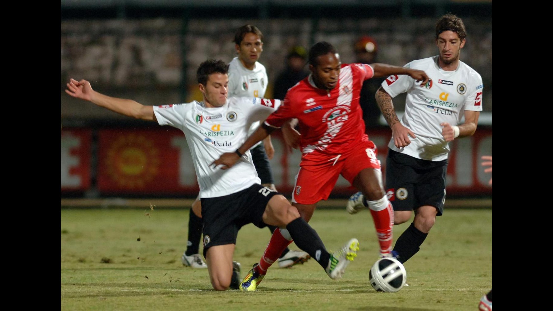 Serie B, Grosseto-Spezia 1-1 nell’anticipo: Okaka riagguanta Sforzini