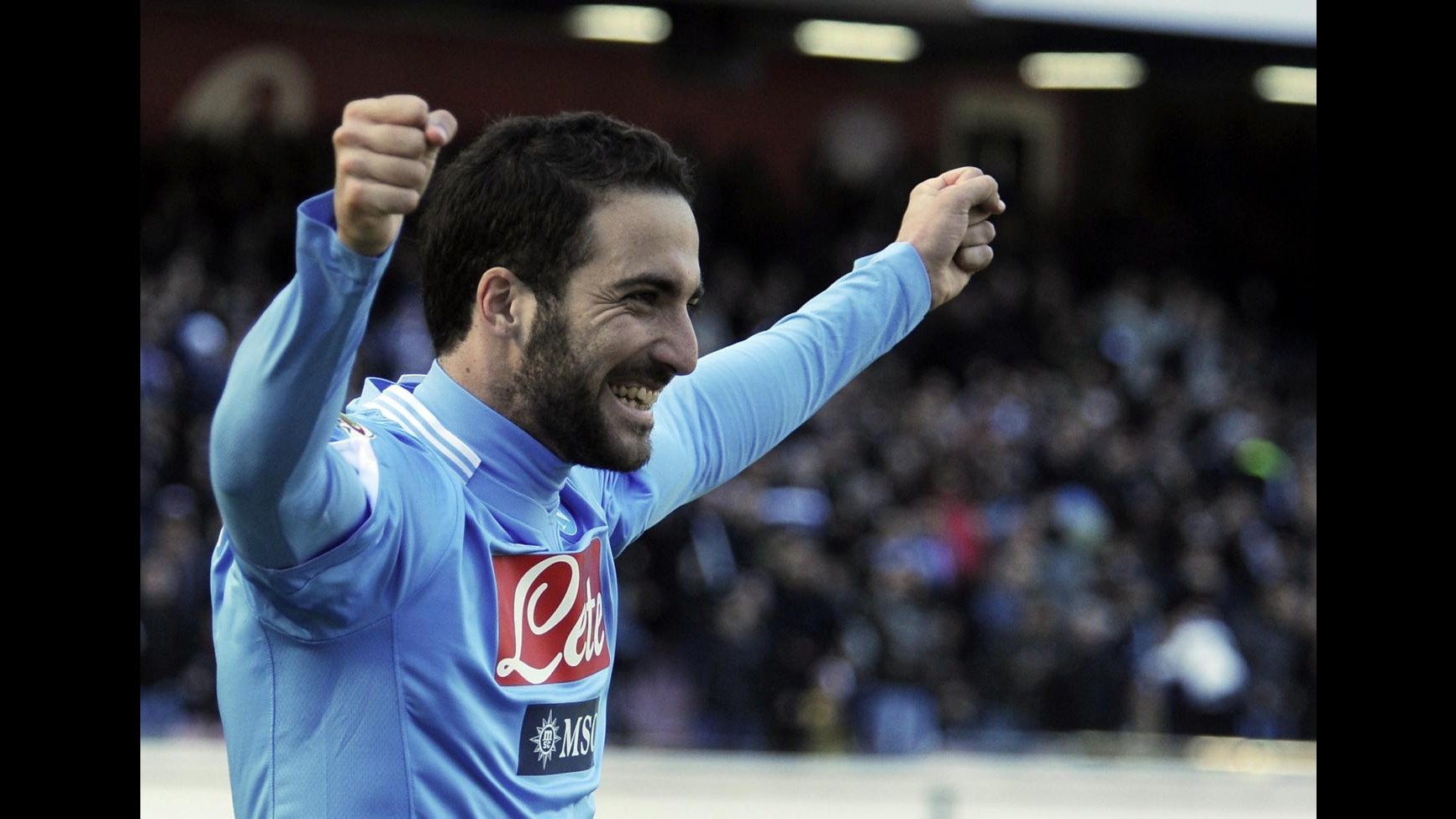 Napoli, allenamento al S. Paolo davanti a 12mila tifosi. Higuain: A Verona per vincere