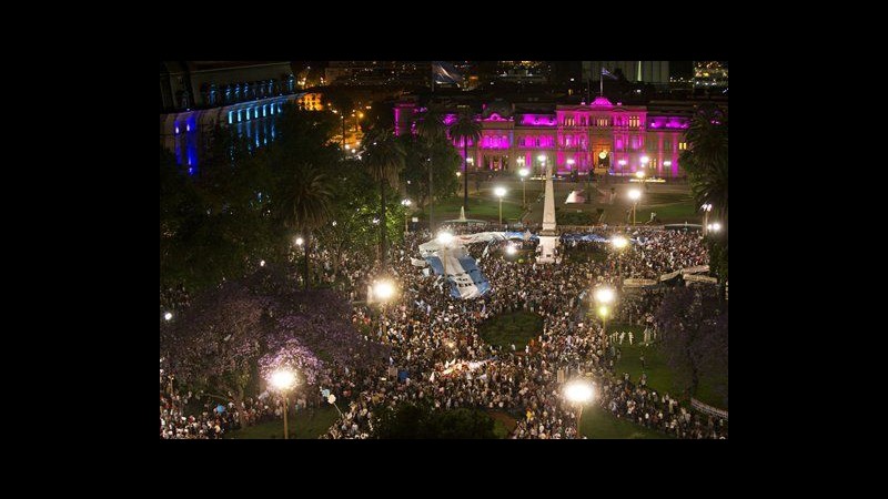 Argentina, migliaia di cacerolazos in piazza a corteo anti Fernandez