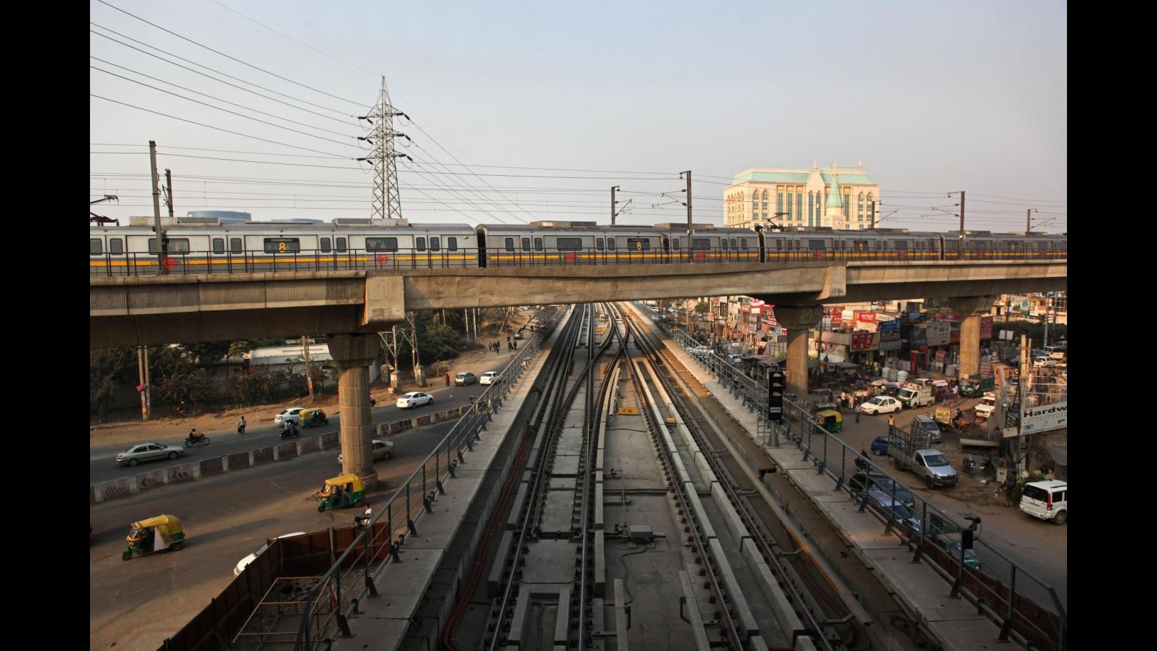 India, incendio su treno in servizio da Mumbai all’Himalaya: 9 morti