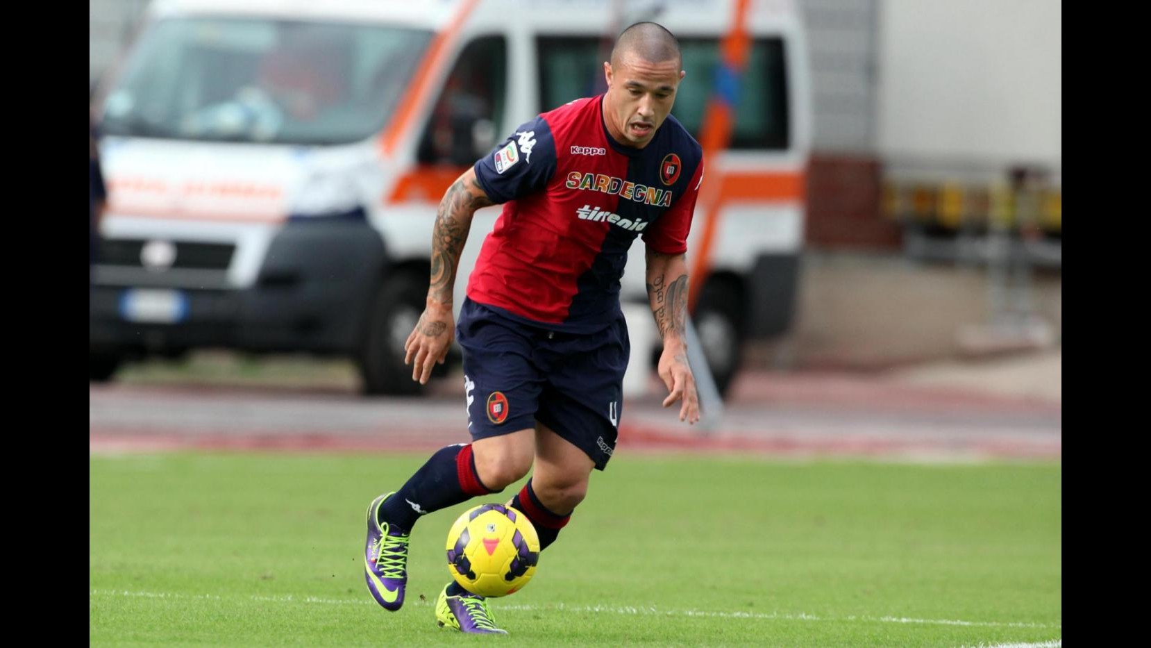 Nainggolan va alla Roma, contratto fino al 2018. Il saluto a Cagliari in una lettera: Difficile lasciare l’isola