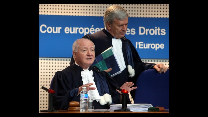 Strasburgo boccia l’Italia: E’ un diritto registrare figli con cognome madre