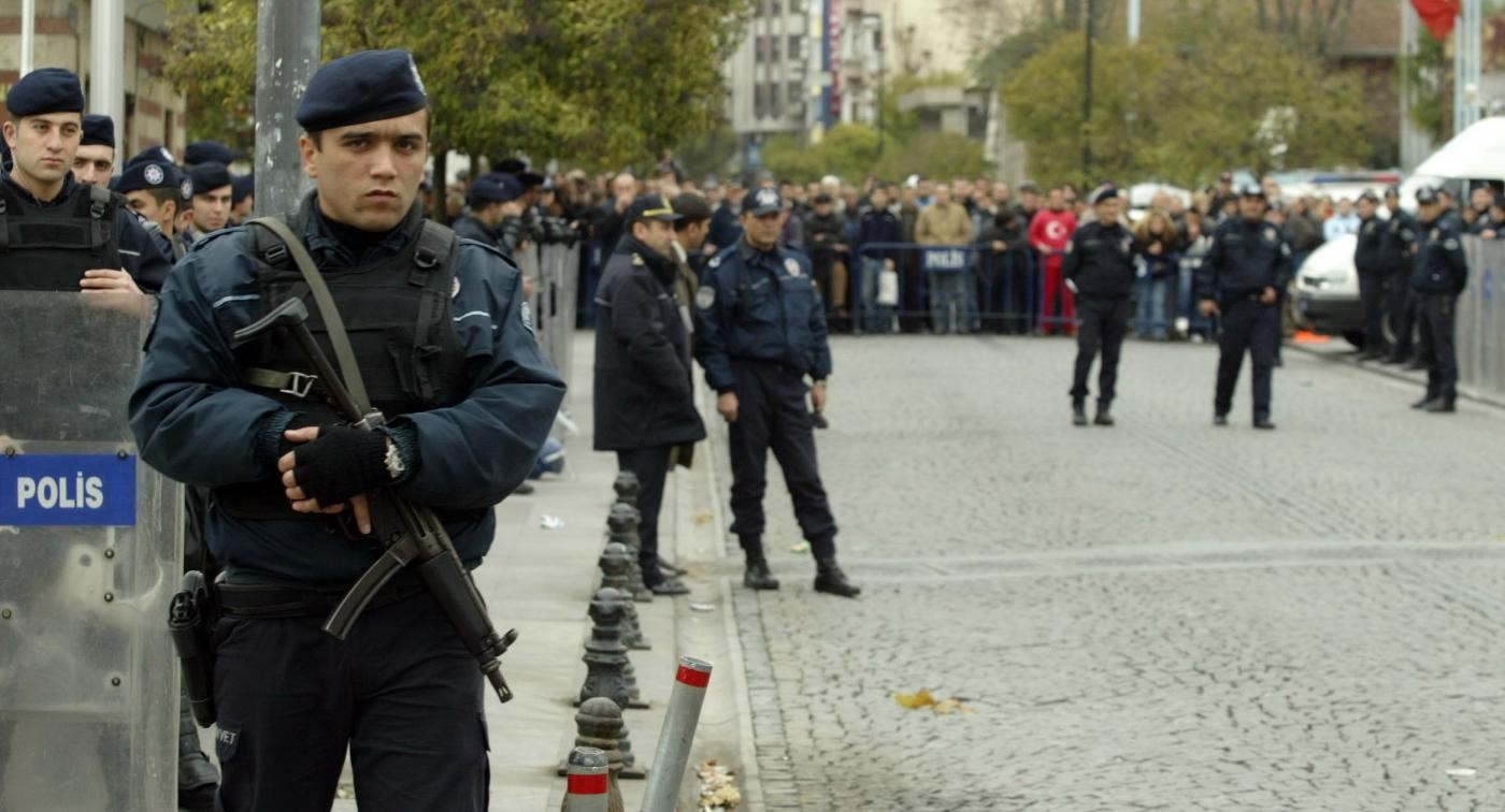 Turchia, 350 poliziotti rimossi da incarichi ad Ankara