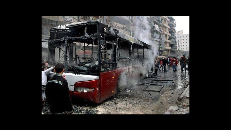 Siria, attivisti: Uccisi 10 civili in bombardamenti provincia Aleppo