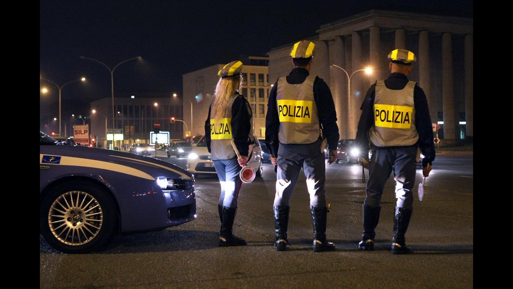 Napoli, sparatoria fra nomadi e polizia stradale: muore un rom