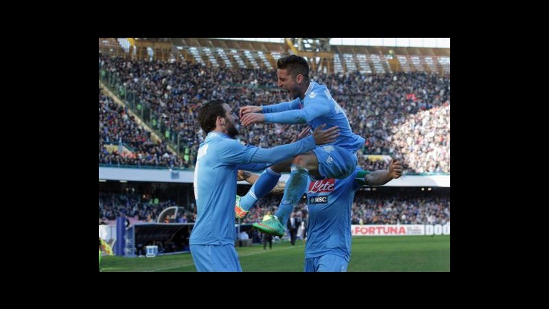 Serie A, doppio Mertens: Napoli doma la Samp 2-0 al S. Paolo. Azzurri a -2 dalla Roma