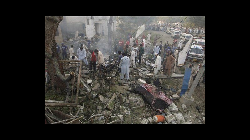 Pakistan, kamikaze contra caserma Karachi: 1 morto, 21 feriti