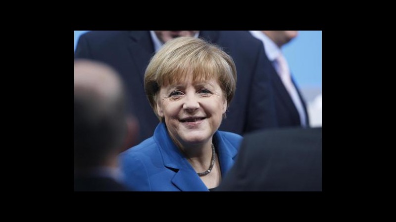 Germania, Merkel cade dagli sci: bacino fratturato, cancella impegni