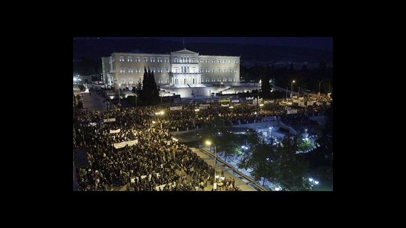 Grecia, Parlamento approva nuovi tagli, scontri a piazza Syntagma