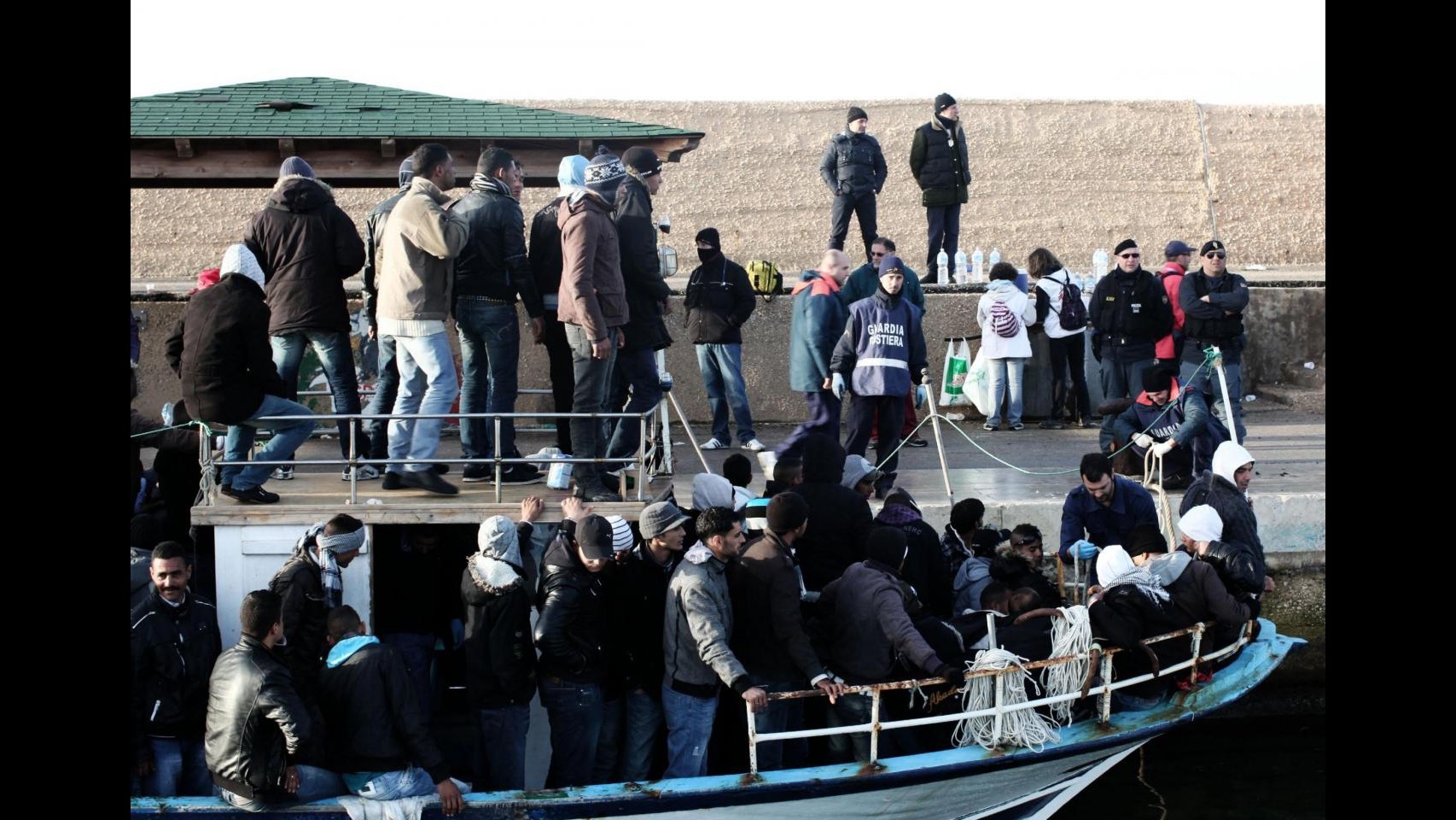 Sbarchi, 162 migranti intercettati nel reggino: fermati 8 scafisti