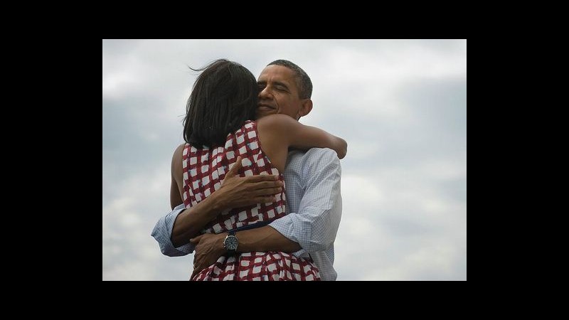 Usa 2012, Obama gioisce su Facebook: foto con abbraccio a Michelle