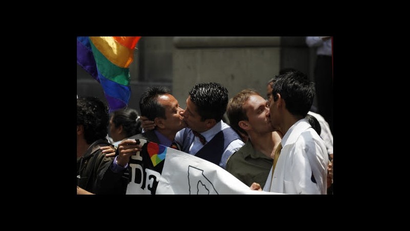 Spagna, i matrimoni gay sono costituzionali