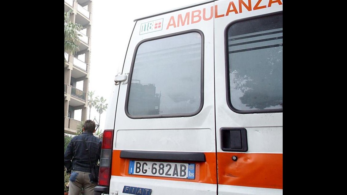 Tragedia a Velletri, perde controllo del Suv e sfonda vetrina banca: morta una donna, 5 feriti