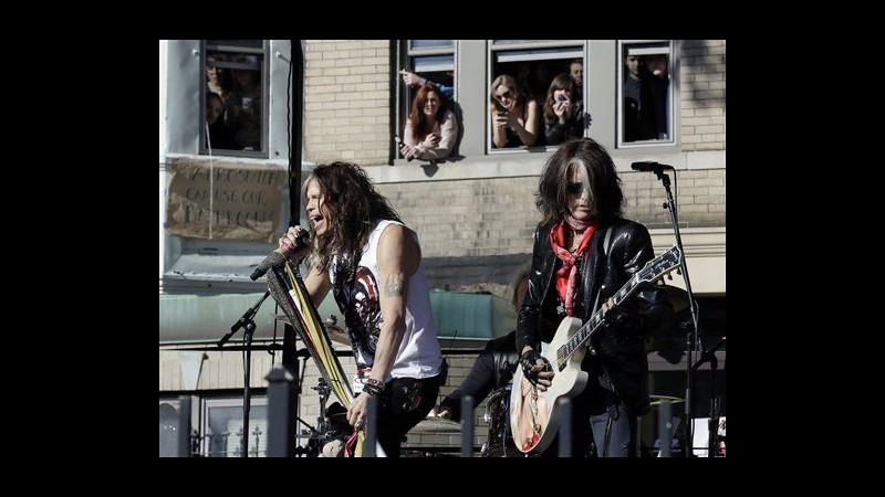 Gli Aerosmith mandano in tilt Boston con un concerto in strada