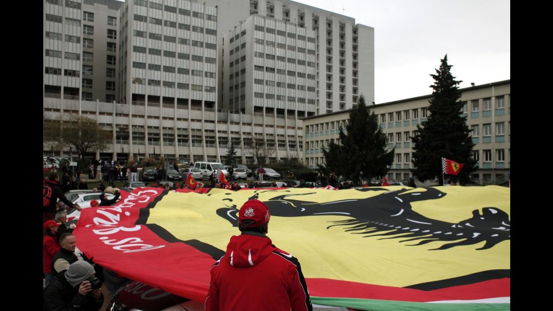 Schumacher, i ‘doppi auguri’ della Ferrari per il suo 45° compleanno. Corteo dei tifosi a Grenoble