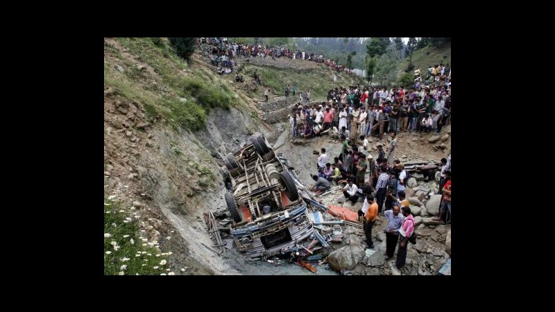 India, bus cade in burrone nell’ovest: 30 morti, 7 feriti