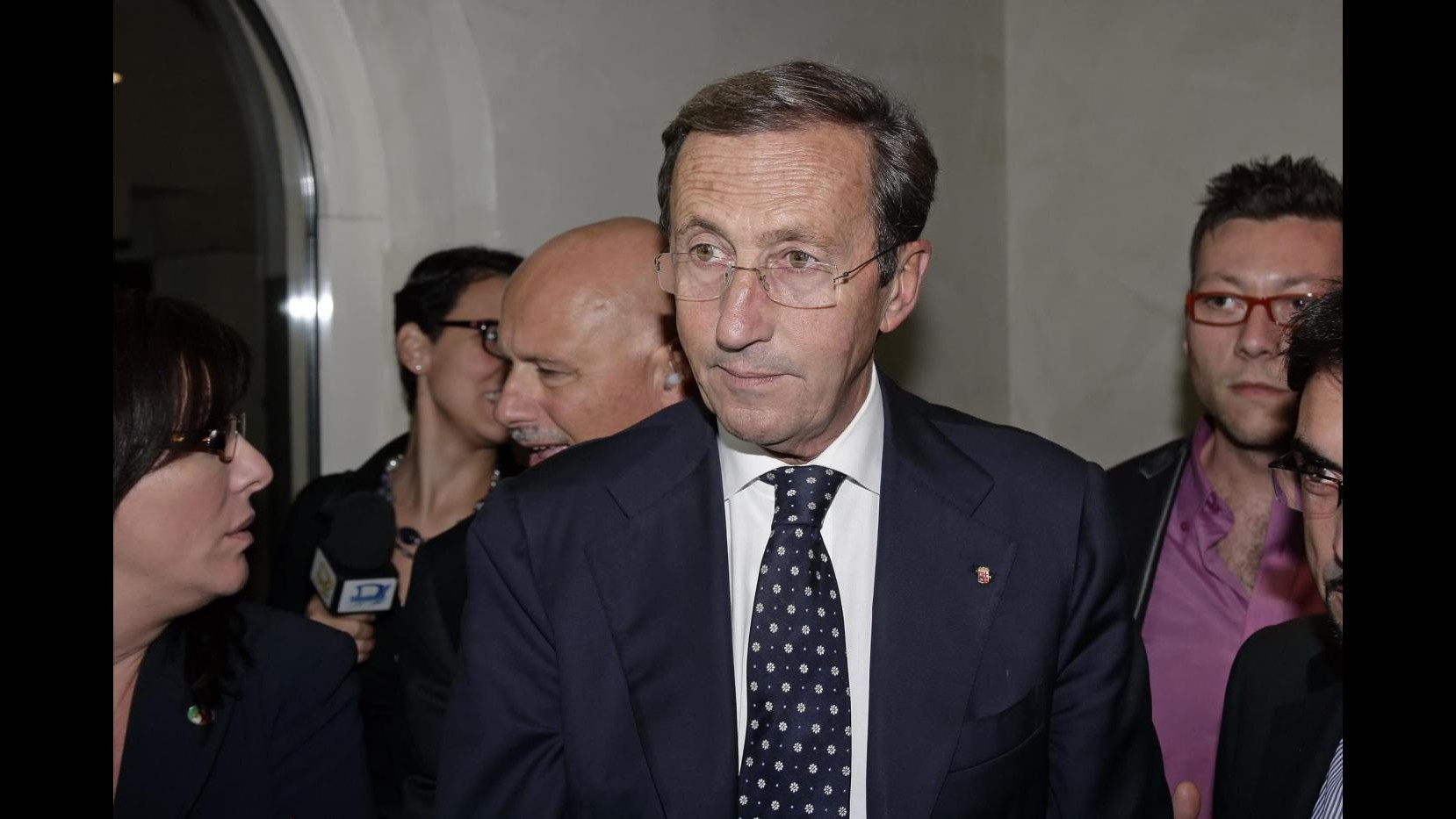 Roma, Gianfranco Fini contestato durante i funerali di Pino Rauti