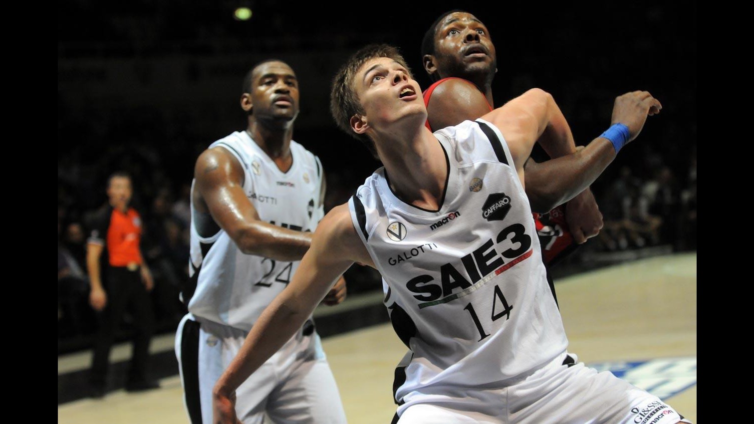 Basket, Serie A: Varese capolista solitaria, primo ko per Sassari