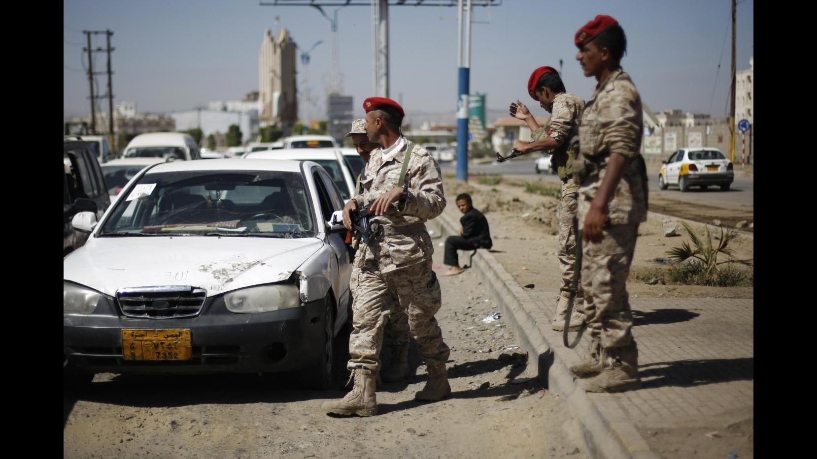 Yemen, esplosione su bus militare: 2 soldati morti, almeno 10 feriti