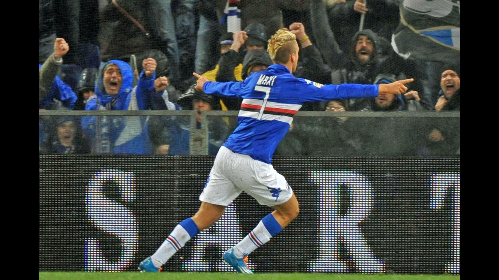 Serie A: Maxi Lopez risolve il derby, Samp batte Genoa 1-0