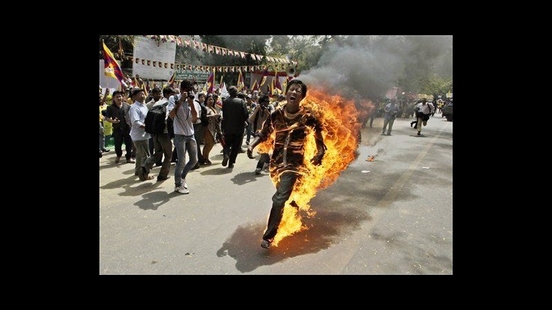 Tibetano si dà fuoco per protesta contro Pechino: 63 morti da marzo 2001