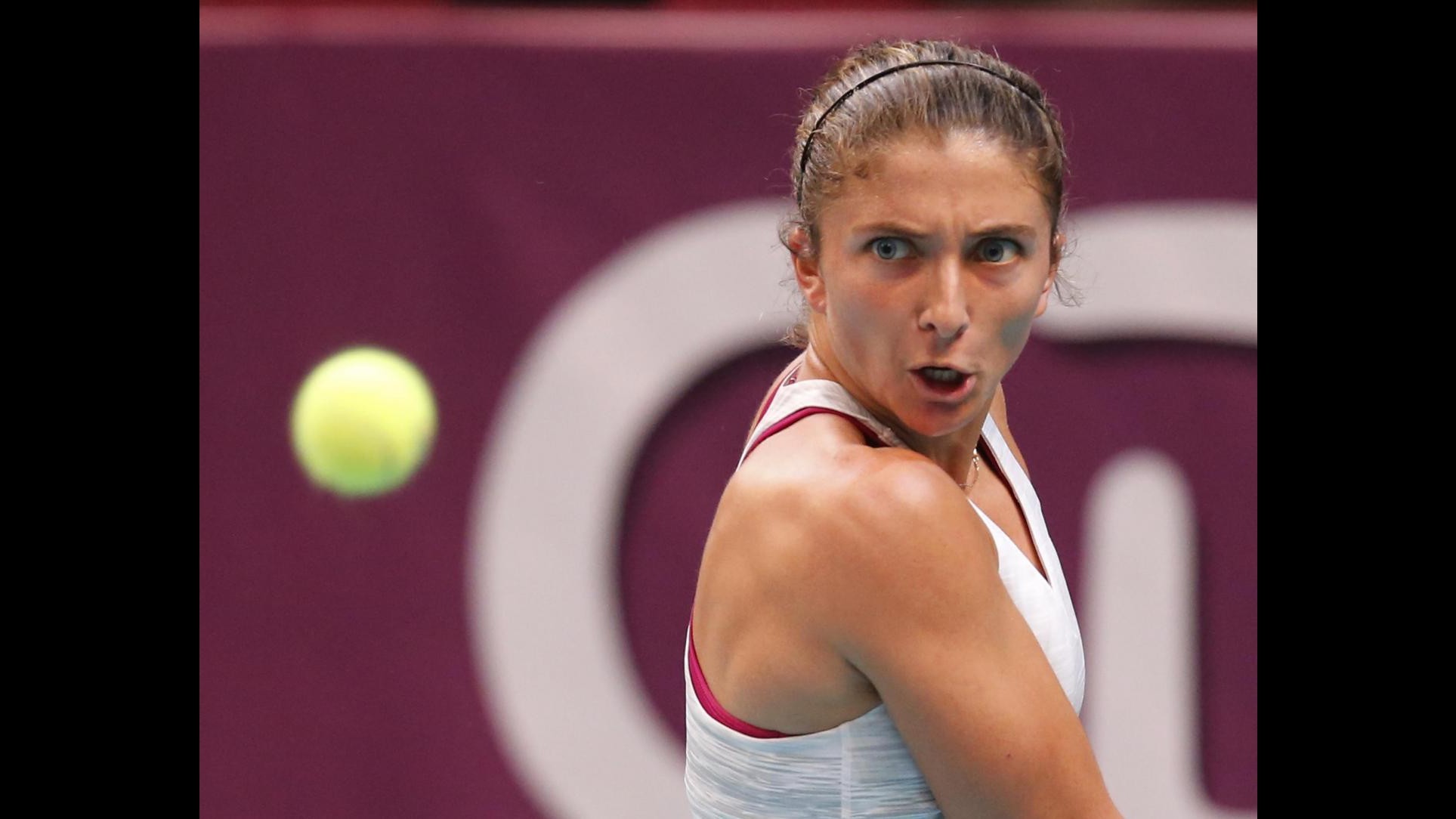 Tennis, Errani si arrende ancora a Parigi: trionfa Pavlyuchenkova