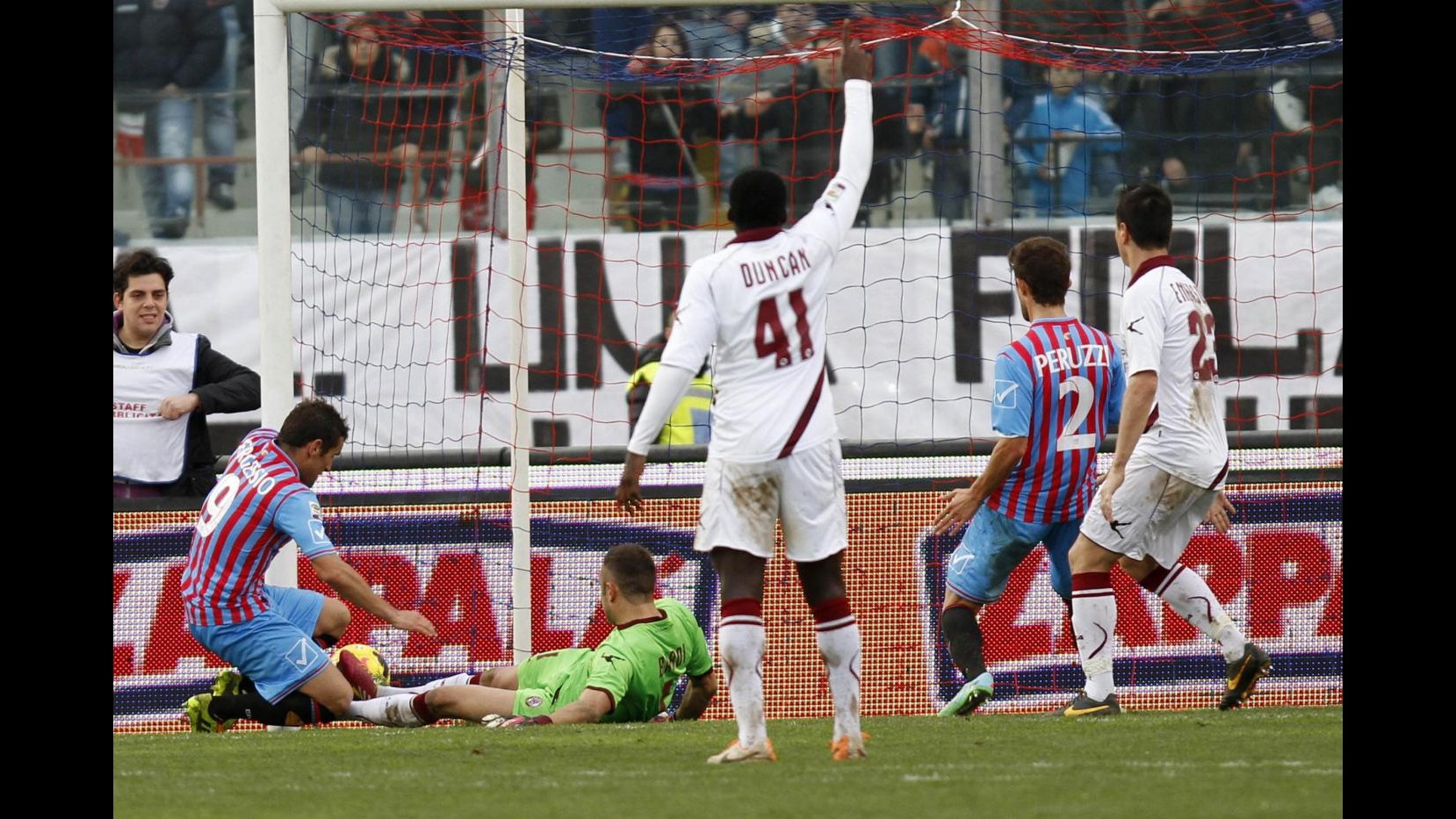 Serie A, Emeghara non basta a Livorno e Almiron salva Catania: finisce 3-3