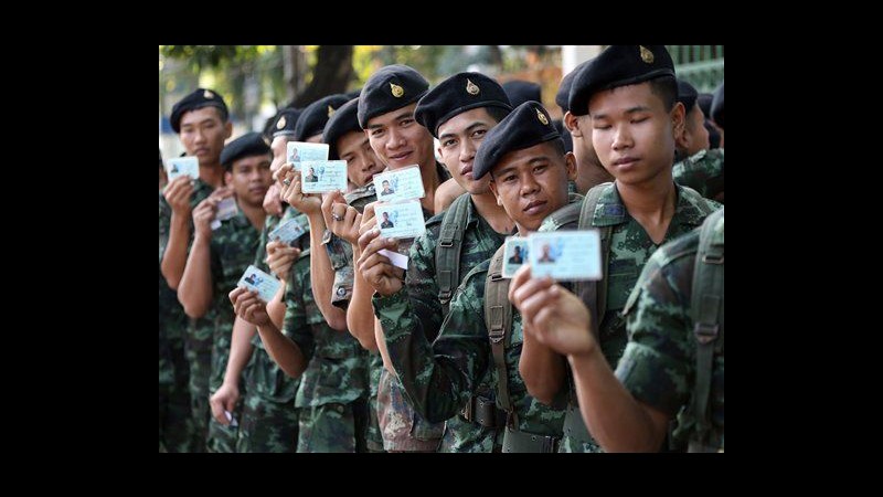 Thailandia, al via elezioni: opposizione ostacola distribuzione schede