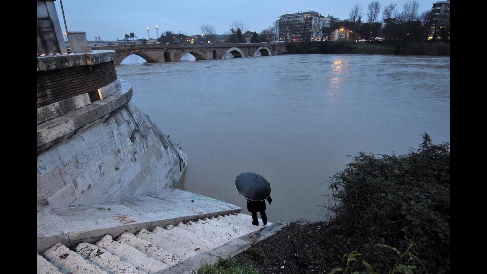 Maltempo, passata la piena del Tevere a Roma ma resta allerta