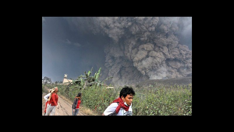 Indonesia, eruzione vulcano: salgono a 14 i morti, 30mila evacuati