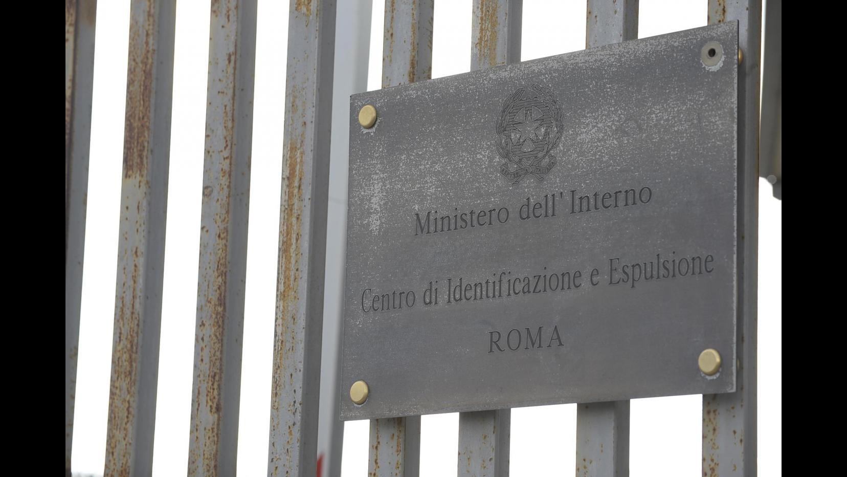 Immigrati, terminata protesta bocche cucite al Cie di Ponte Galeria