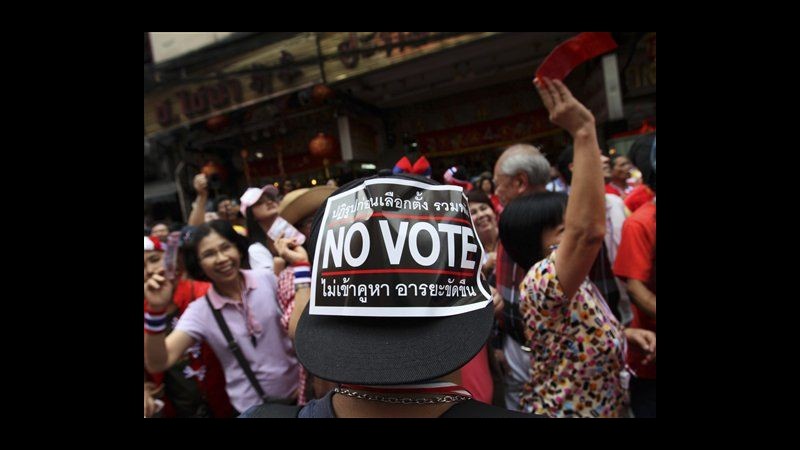 Thailandia, scontri alla vigilia del voto: 7 feriti, tra loro un fotoreporter Usa
