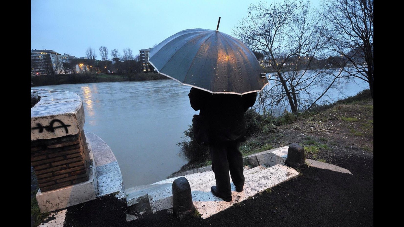 Maltempo, a Roma interventi a Piana del Sole. Allerta alta per piena dell’Arno
