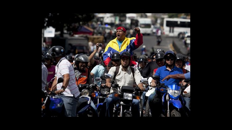 Venezuela, 2mila motociclisti in piazza contro coprifuoco serale moto