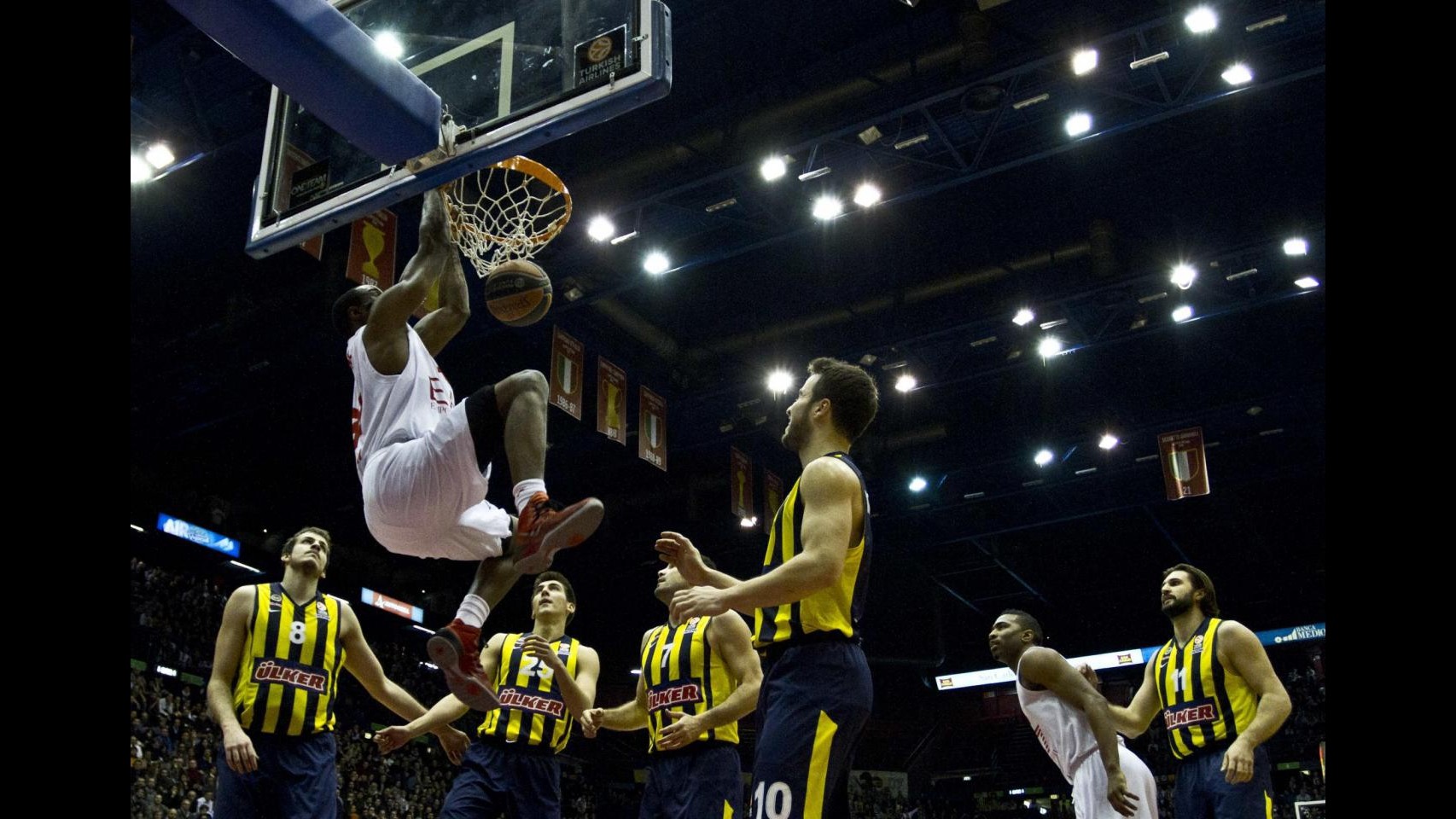 Basket, Eurolega: Milano si riscatta, Fenerbahce battuto 90-85