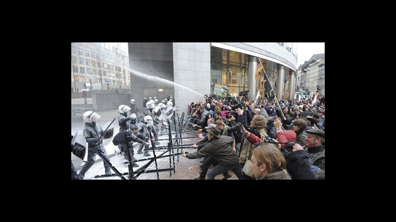 Produttori di latte in protesta a Bruxelles contro prezzi troppo bassi