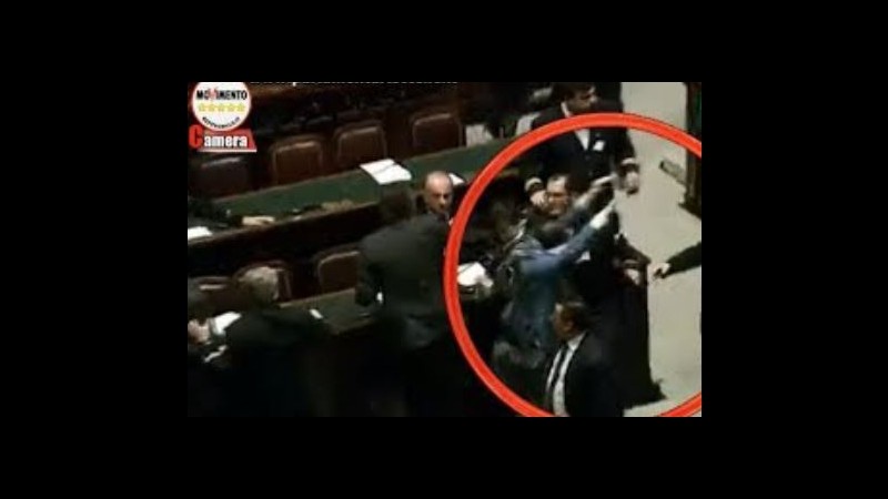 Scontro tra grillini e Dambruoso. M5S: Dimettiti Lui: Fatto mio dovere