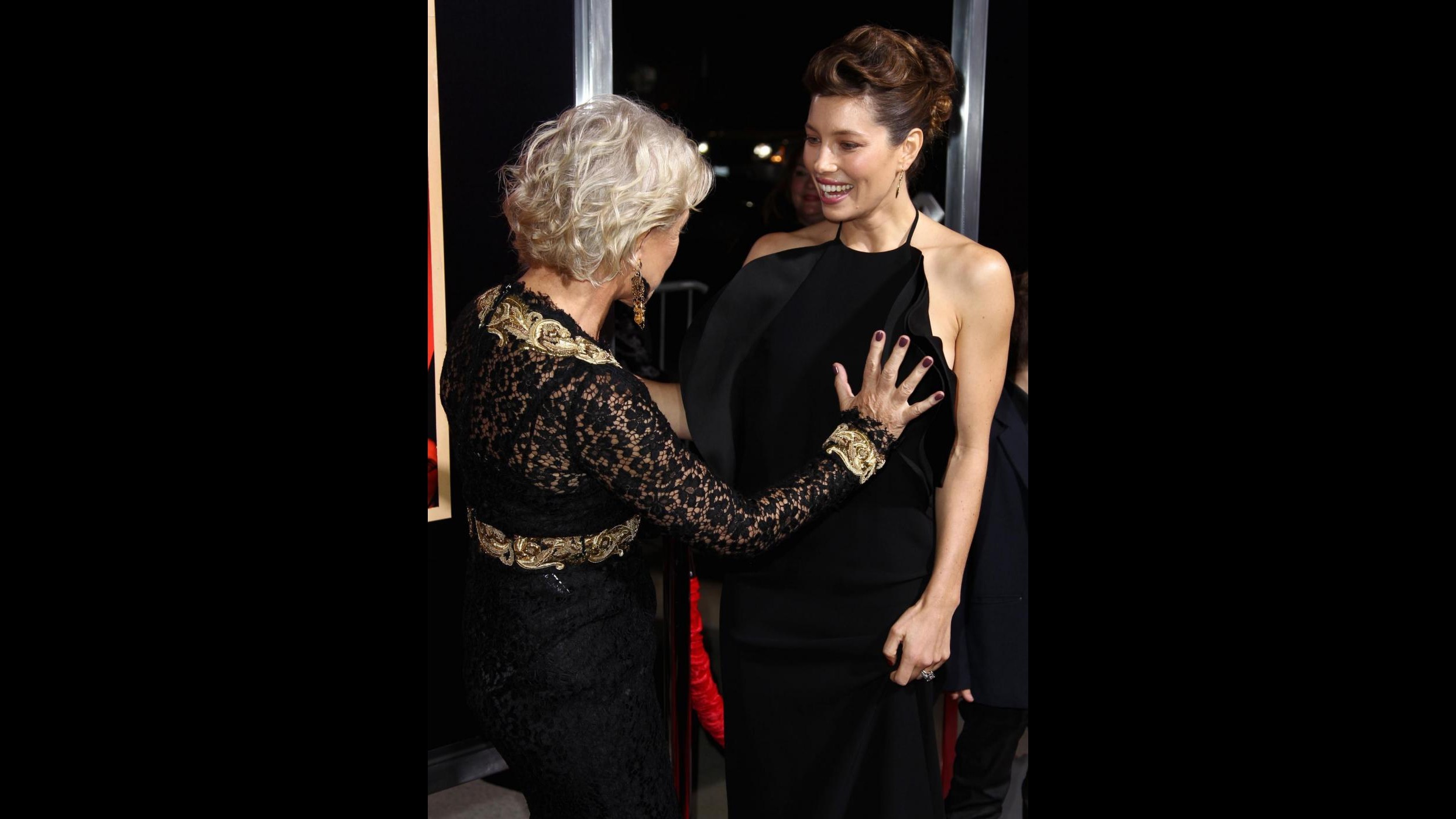 Jessica Biel palpata al seno da collega Helen Mirren - LaPresse