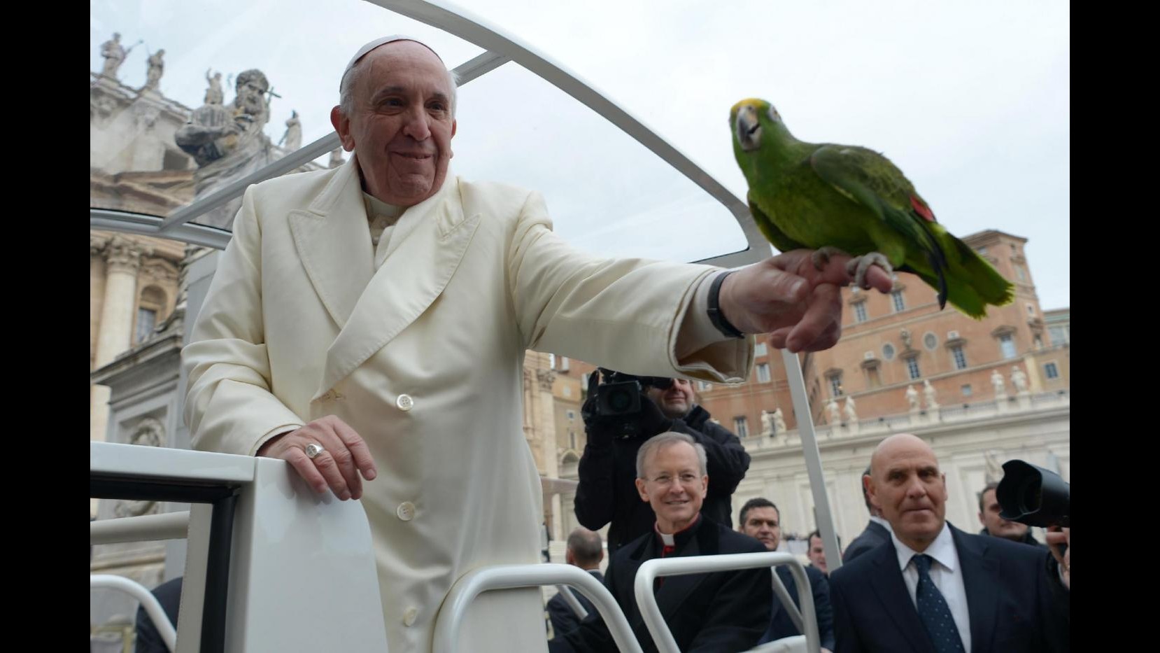 Vaticano, Papa benedice pappagallo verde durante giro in jeep: è di un ex spogliarellista