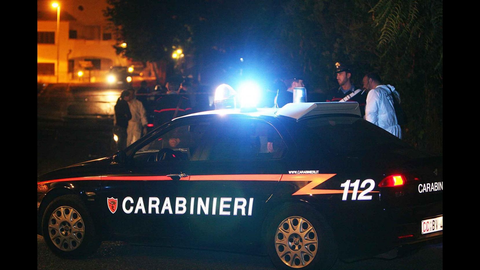 Bergamo, commerciante scopre ladro in negozio: spara e lo uccide