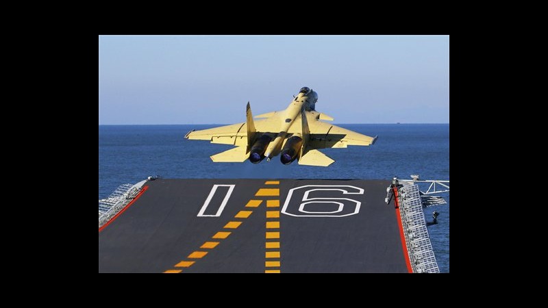 Cina, caccia J-15 atterrato con successo su prima portaerei