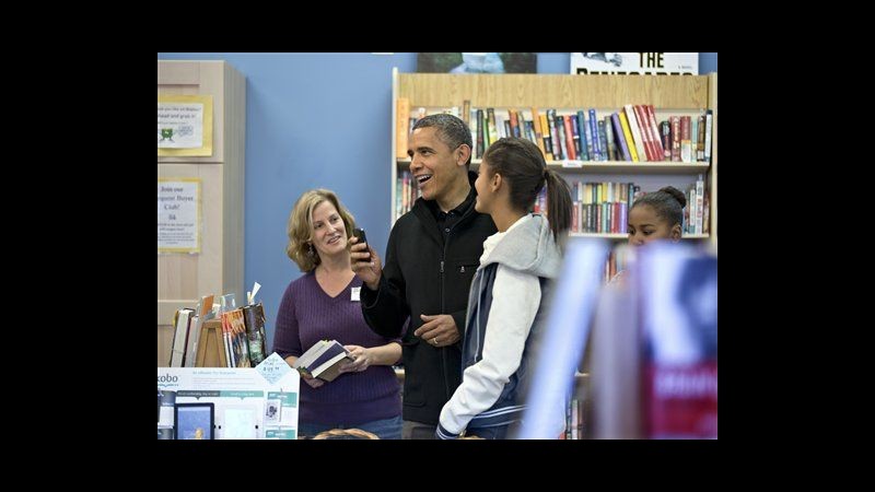 Usa, Obama compra libri per promuovere acquisti in piccoli negozi