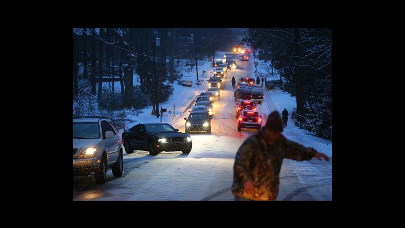 Neve paralizza sudest Usa: studenti bloccati a scuola, 3.200 voli cancellati