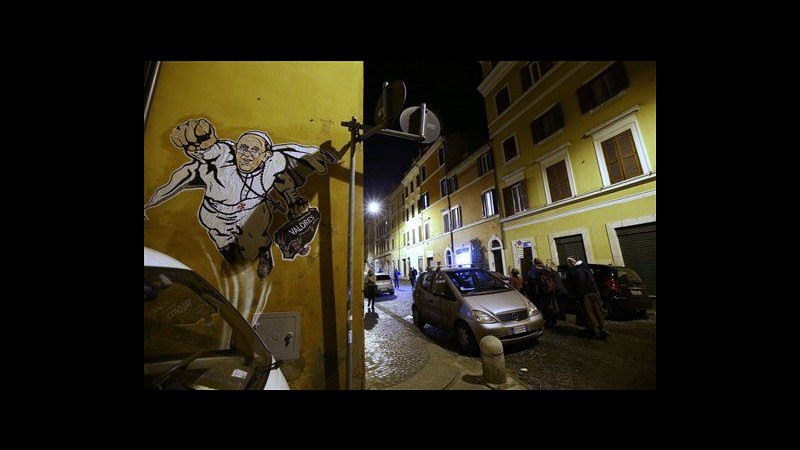 Papa come Superman in murales a Roma, Vaticano twitta foto
