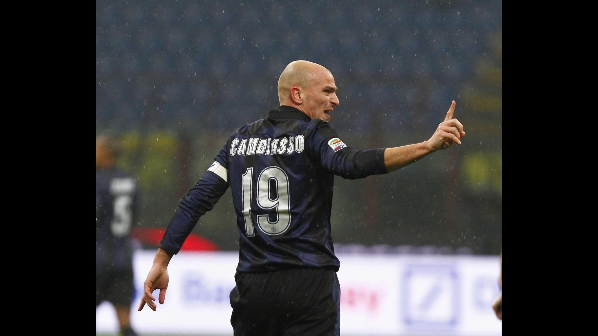 Tegola su Inter: stiramento bicipite femorale per Cambiasso, salta la Juve