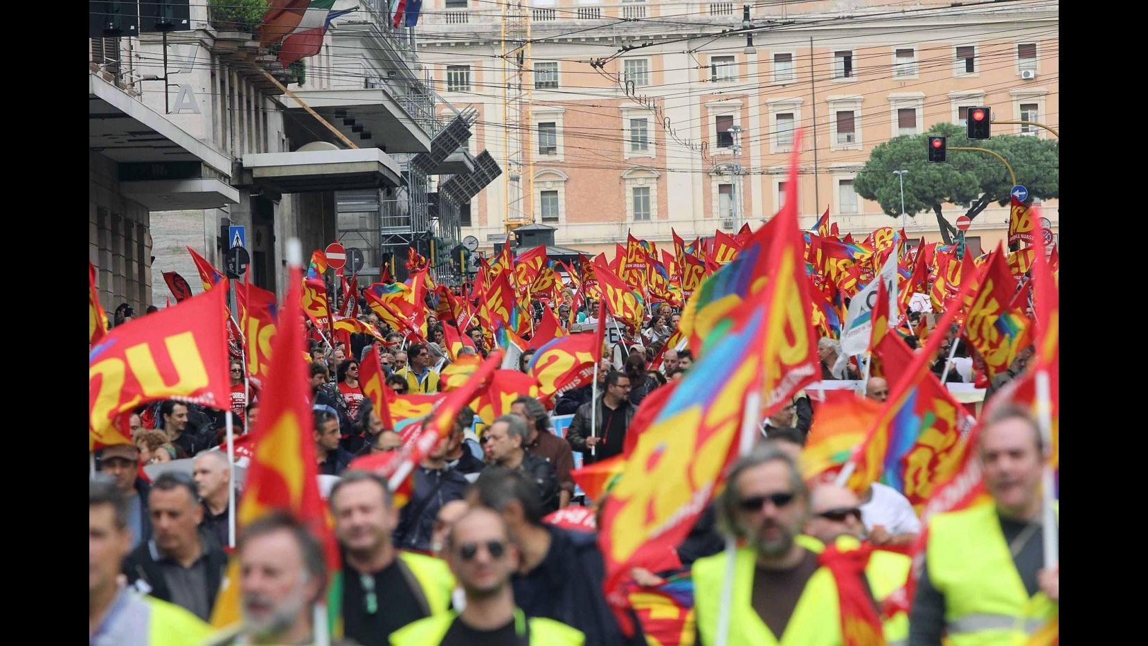 Cortei Roma, partiti i Cobas: spuntano bandiere pro Palestina