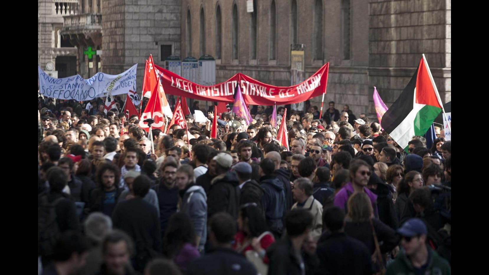 Dopo marcia Cobas e studenti a Roma, corteo Casapound e presidio antifascista