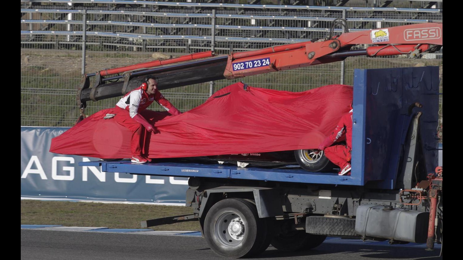 F1, test Jerez: Ferrari subito stop per motivi precauzionali. Piccolo incidente per Hamilton