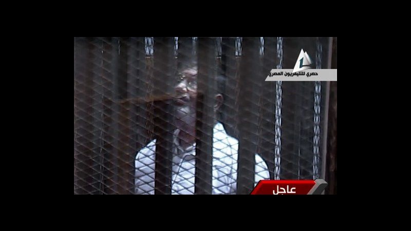 Egitto, Morsi a processo: chiuso in gabbiotto di vetro